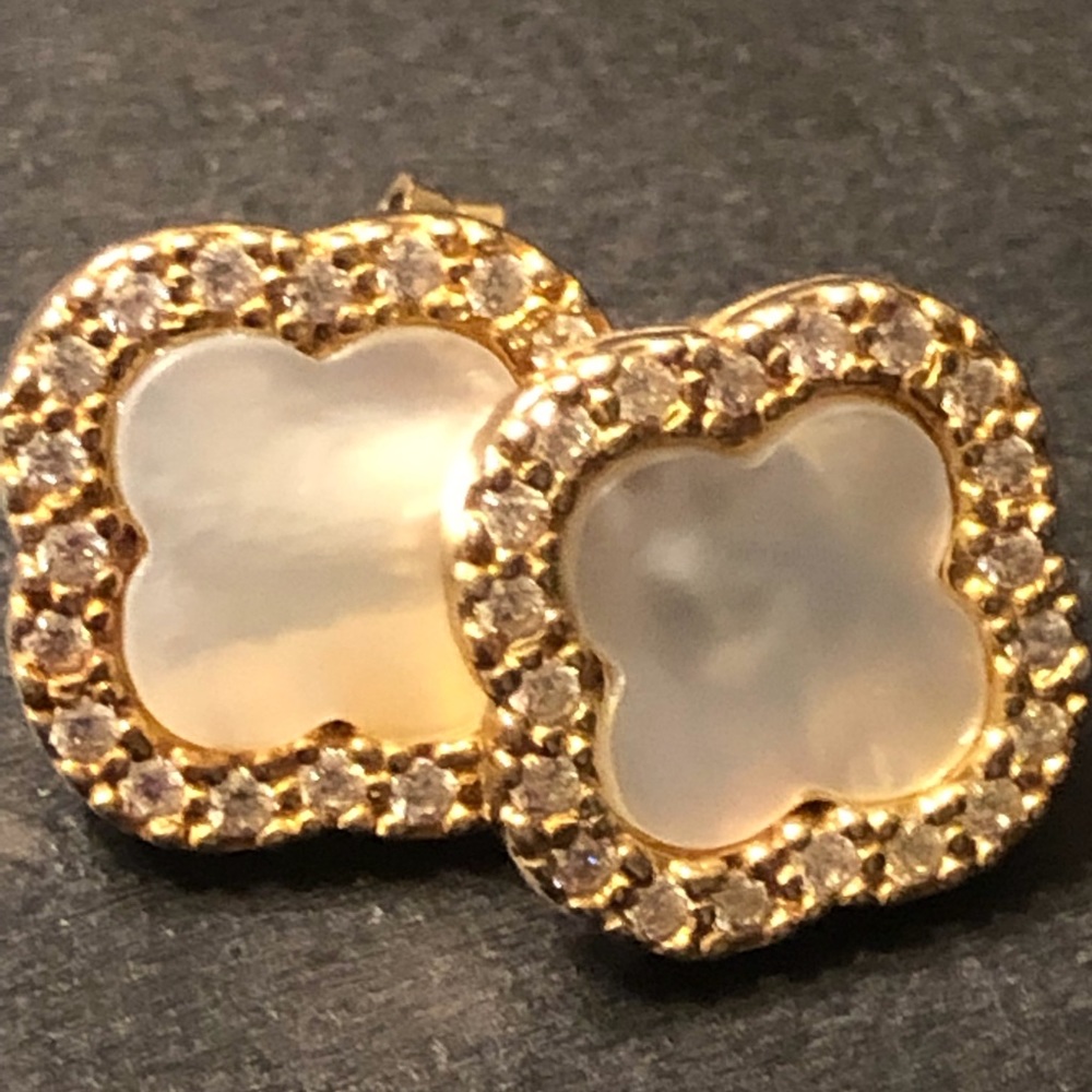 20 Diamonds + Flat Pearl Gold Earrings